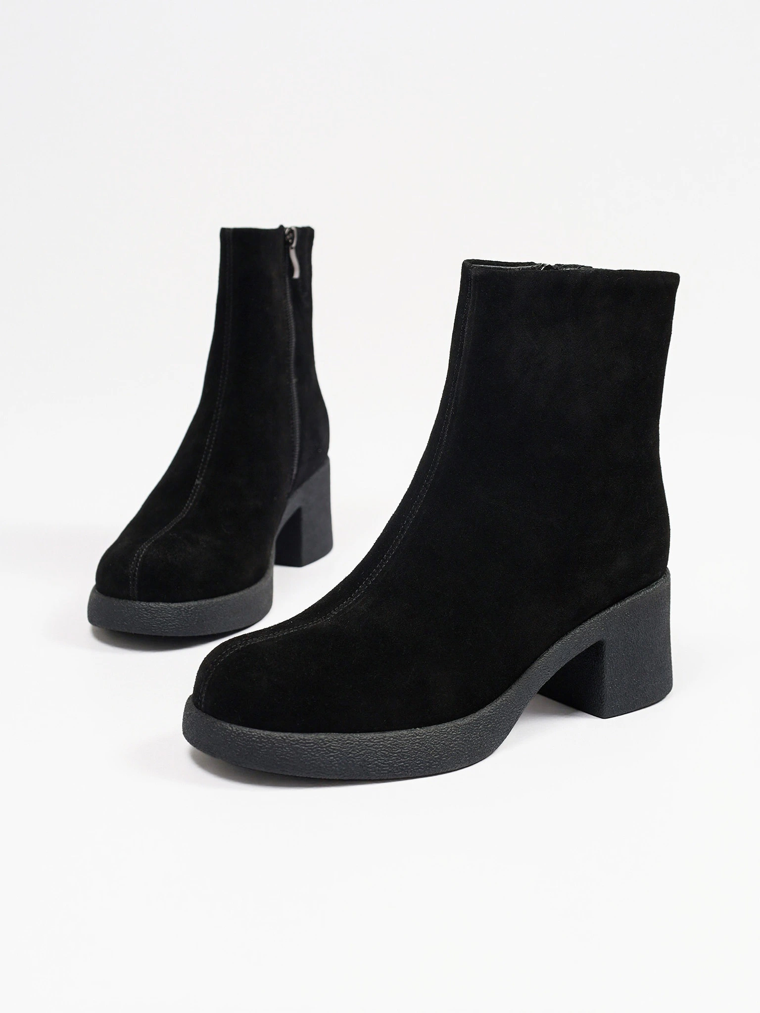 Ботильоны черного цвета из натуральной замши на широком высоком каблуке